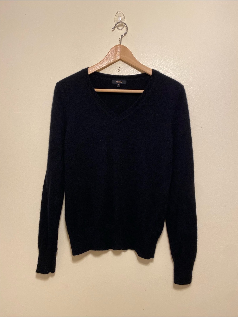 Quince Men's Black V-Neck Cashmere Sweater. Size S